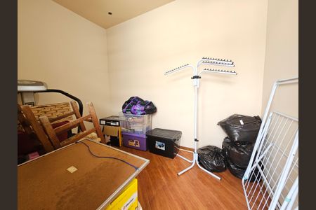 Casa à venda com 300m², 5 quartos e 8 vagasQuarto edícula 