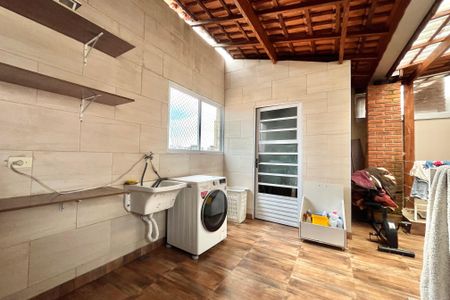 Casa à venda com 230m², 3 quartos e 2 vagasÁrea de Serviço