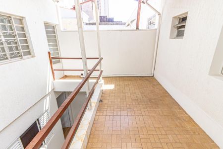 Casa à venda com 100m², 5 quartos e 2 vagas Casa à venda com 100m², 5 quartos e 2 vagasVaranda