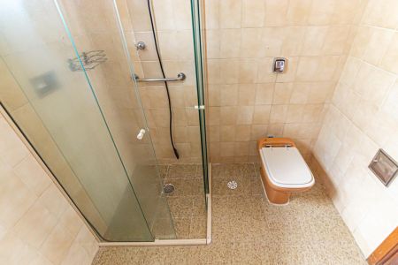 Casa à venda com 100m², 5 quartos e 2 vagas Casa à venda com 100m², 5 quartos e 2 vagasBanheiro 2