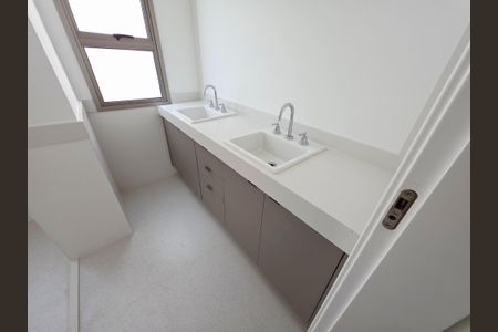 Apartamento à venda com 270m², 4 quartos e 6 vagasBanheiro