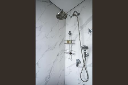 Casa de condomínio para alugar com 420m², 3 quartos e 6 vagasChuveiro do Banheiro da Suíte 1