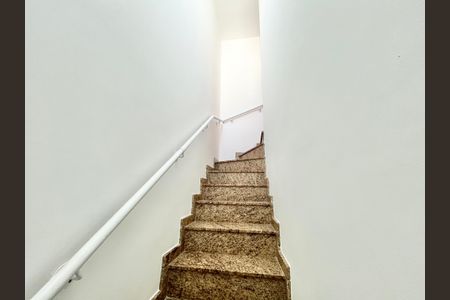 Casa de condomínio para alugar com 56m², 2 quartos e 1 vagaEscada