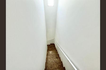 Casa de condomínio para alugar com 56m², 2 quartos e 1 vagaEscada