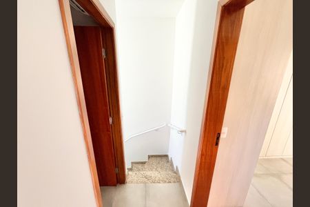 Casa de condomínio para alugar com 56m², 2 quartos e 1 vagaEscada