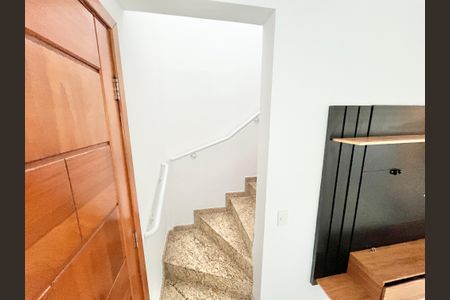 Casa de condomínio para alugar com 56m², 2 quartos e 1 vagaEscada