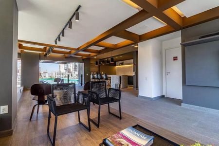 Sala com vista para a piscina e a cidade, com iluminação adequada e mobiliário moderno. de kitnet/studio à venda com 1 quarto, 29m² em Pinheiros, São Paulo