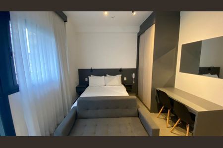 Cama simples com cama de casal e sofá, com iluminação adequada e decoração simples. de kitnet/studio à venda com 1 quarto, 29m² em Pinheiros, São Paulo