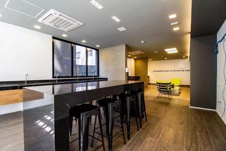 Studio à venda com 29m², 1 quarto e sem vagaCozinha moderna com iluminação adequada e móveis minimalistas.