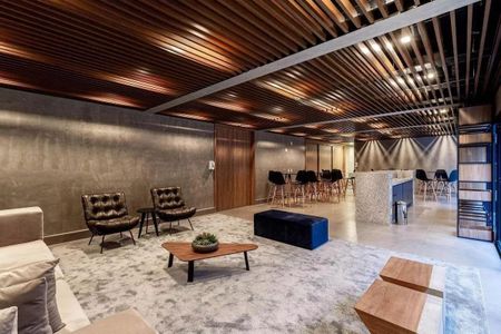 Studio à venda com 29m², 1 quarto e sem vagaSala de estar com móveis modernos e iluminação adequada, com uma área de estar e uma mesa de centro.