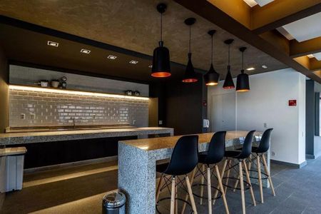 Cozinha moderna com iluminação adequada e móveis de design simples. de kitnet/studio à venda com 1 quarto, 29m² em Pinheiros, São Paulo