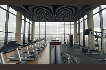Studio à venda com 29m², 1 quarto e sem vagaSala de ginástica com vista para a cidade, equipada com equipamentos de ginástica e iluminada por luz natural.