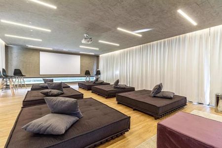 Sala de treino com móveis de design moderno e iluminação adequada. de kitnet/studio à venda com 1 quarto, 29m² em Pinheiros, São Paulo