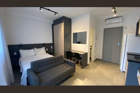 Quarto com cama de casal, sofá e mesa de trabalho, com iluminação adequada e decoração simples. de kitnet/studio à venda com 1 quarto, 29m² em Pinheiros, São Paulo