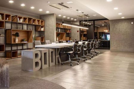 Studio à venda com 29m², 1 quarto e sem vagaSala de reuniões moderna com mesa de reuniões e cadeiras de escritório.