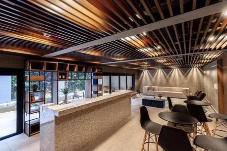 Sala com decoração moderna e iluminação adequada, com móveis confortáveis e uma mesa de centro elegante. de kitnet/studio à venda com 1 quarto, 29m² em Pinheiros, São Paulo