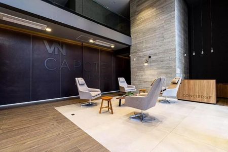 Sala de estar com móveis modernos e iluminação adequada, com uma atmosfera acolhedora e confortável. de kitnet/studio à venda com 1 quarto, 29m² em Pinheiros, São Paulo