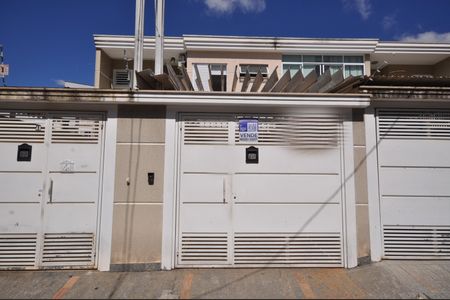 Casa à venda com 85m², 3 quartos e 2 vagasFachada