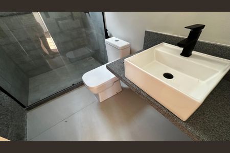 Casa de condomínio à venda com 188m², 3 quartos e 4 vagasBanheiro da Suíte 2