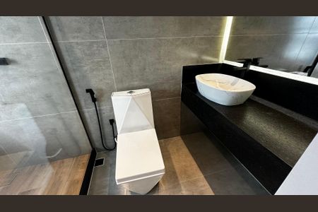 Casa de condomínio à venda com 188m², 3 quartos e 4 vagasBanheiro da Suíte 1