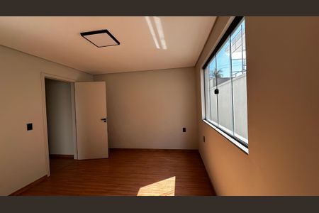 Casa de condomínio à venda com 188m², 3 quartos e 4 vagasSuíte 2