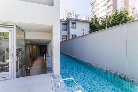 Apartamento à venda com 374m², 3 quartos e 4 vagas Apartamento à venda com 374m², 3 quartos e 4 vagasÁrea comum - Piscina