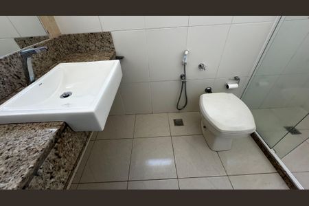 Apartamento à venda com 250m², 4 quartos e 2 vagas Apartamento à venda com 250m², 4 quartos e 2 vagasBanheiro do Quarto 2