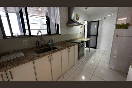 Apartamento à venda com 250m², 4 quartos e 2 vagas Apartamento à venda com 250m², 4 quartos e 2 vagasCozinha