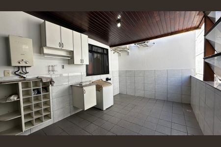 Apartamento à venda com 250m², 4 quartos e 2 vagas Apartamento à venda com 250m², 4 quartos e 2 vagasÁrea de Serviço