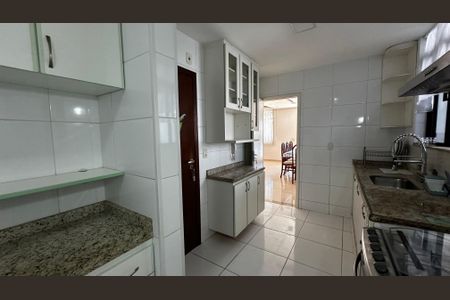 Apartamento à venda com 250m², 4 quartos e 2 vagas Apartamento à venda com 250m², 4 quartos e 2 vagasCozinha