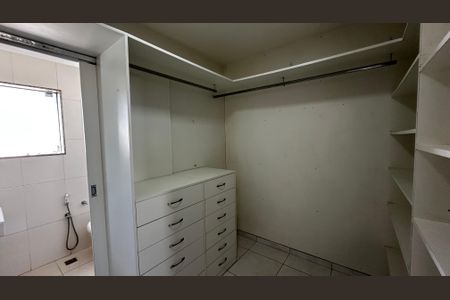 Apartamento à venda com 250m², 4 quartos e 2 vagas Apartamento à venda com 250m², 4 quartos e 2 vagasCloset do quarto 2