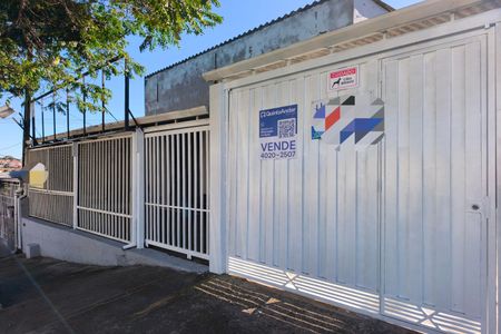 Casa à venda com 387m², 2 quartos e 7 vagas Casa à venda com 387m², 2 quartos e 7 vagasFachada