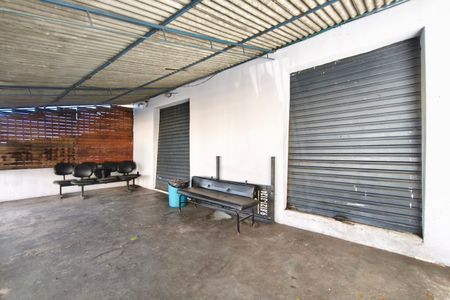 Casa à venda com 387m², 2 quartos e 7 vagas Casa à venda com 387m², 2 quartos e 7 vagasQuintal - Garagem