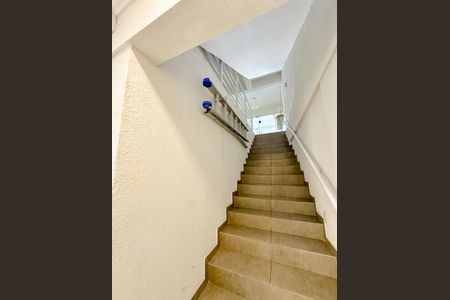 Apartamento para alugar com 75m², 2 quartos e 1 vagaEscada