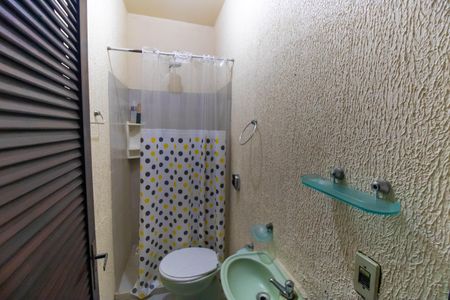 Casa de condomínio à venda com 256m², 4 quartos e 4 vagas Casa de condomínio à venda com 256m², 4 quartos e 4 vagasBanheiro de serviço