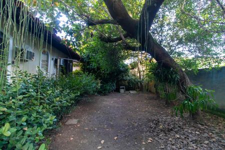 Casa de condomínio à venda com 256m², 4 quartos e 4 vagas Casa de condomínio à venda com 256m², 4 quartos e 4 vagasÁrea externa