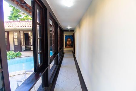 Casa de condomínio à venda com 256m², 4 quartos e 4 vagas Casa de condomínio à venda com 256m², 4 quartos e 4 vagasCorredor