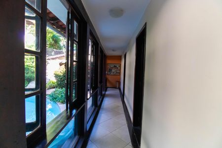 Casa de condomínio à venda com 256m², 4 quartos e 4 vagas Casa de condomínio à venda com 256m², 4 quartos e 4 vagasCorredor