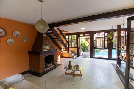 Casa de condomínio à venda com 256m², 4 quartos e 4 vagas Casa de condomínio à venda com 256m², 4 quartos e 4 vagasSala