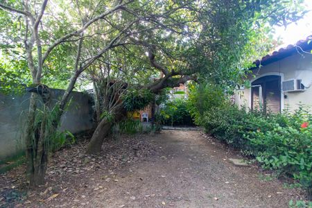 Casa de condomínio à venda com 256m², 4 quartos e 4 vagas Casa de condomínio à venda com 256m², 4 quartos e 4 vagasÁrea externa