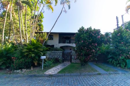 Casa de condomínio à venda com 256m², 4 quartos e 4 vagas Casa de condomínio à venda com 256m², 4 quartos e 4 vagasFachada