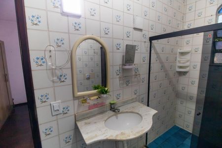 Casa de condomínio à venda com 256m², 4 quartos e 4 vagas Casa de condomínio à venda com 256m², 4 quartos e 4 vagasBanheiro da Suíte