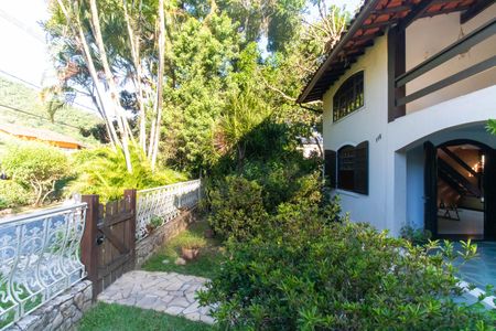 Casa de condomínio à venda com 256m², 4 quartos e 4 vagas Casa de condomínio à venda com 256m², 4 quartos e 4 vagasÁrea externa