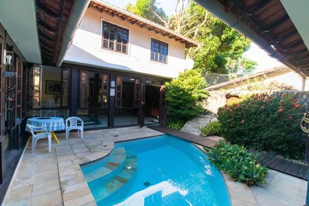 Casa de condomínio à venda com 256m², 4 quartos e 4 vagas Casa de condomínio à venda com 256m², 4 quartos e 4 vagasÁrea externa