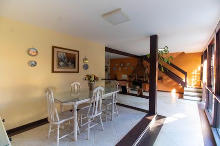 Casa de condomínio à venda com 256m², 4 quartos e 4 vagas Casa de condomínio à venda com 256m², 4 quartos e 4 vagasSala