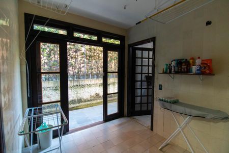 Casa de condomínio à venda com 256m², 4 quartos e 4 vagas Casa de condomínio à venda com 256m², 4 quartos e 4 vagasÁrea de Serviço