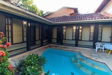 Casa de condomínio à venda com 256m², 4 quartos e 4 vagas Casa de condomínio à venda com 256m², 4 quartos e 4 vagasÁrea externa