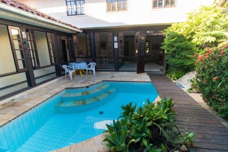 Casa de condomínio à venda com 256m², 4 quartos e 4 vagas Casa de condomínio à venda com 256m², 4 quartos e 4 vagasÁrea externa