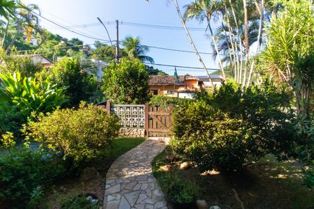 Casa de condomínio à venda com 256m², 4 quartos e 4 vagas Casa de condomínio à venda com 256m², 4 quartos e 4 vagasVista da Sala