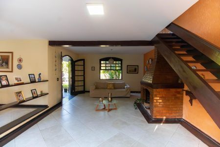 Casa de condomínio à venda com 256m², 4 quartos e 4 vagas Casa de condomínio à venda com 256m², 4 quartos e 4 vagasSala